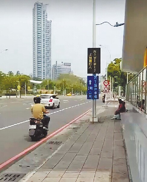 若駕駛人違規未禮讓行人，一旁顯示器會秀出車牌號碼與警告標語。（高雄市交通局提供／崔正綱高雄傳真）