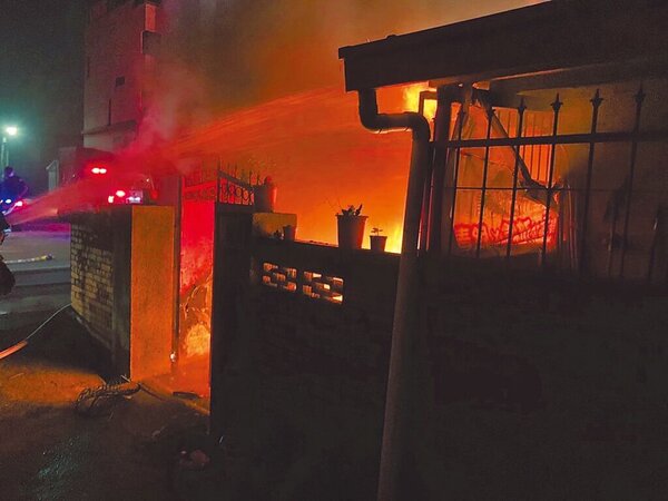 台南市官田區一處平房19日凌晨發生火警，竟是家暴夫潑汽油縱火。（讀者提供／劉秀芬台南傳真）