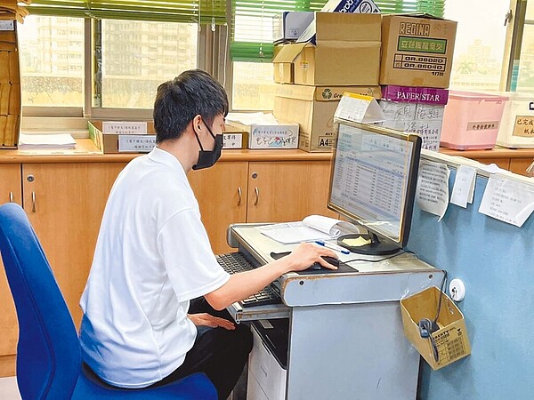 台南市勞工局統計,截至目前有168家業者通報900人放無薪假。圖為安心上工的民眾。(台南市勞工局提供/曹婷婷台南傳真)