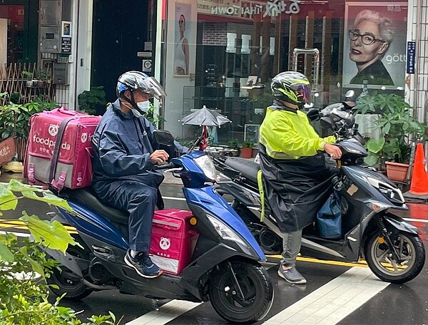 新北市議會19日通過外送平台業者管理自治條例,未來颱風天將停止外送服務。圖/新北市勞工局提供