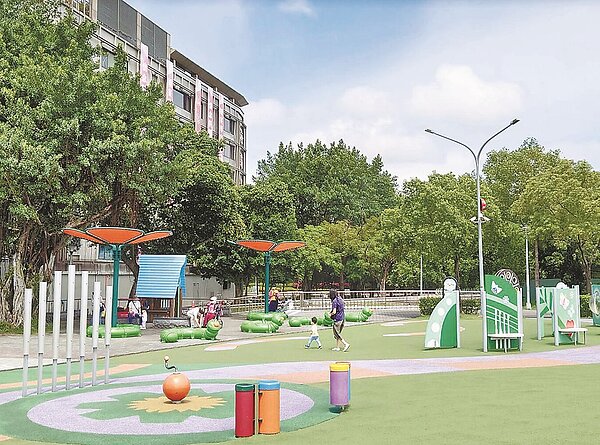 台北市議員林亮君質疑,親子廁所和尿布台是親子友善的基本設施,但公園處所轄61座設有共融式遊具的公園中,逾半數沒設公廁,也沒有嬰幼兒相關設施,缺乏親子友善精神。(林亮君提供/黃婉婷台北傳真)