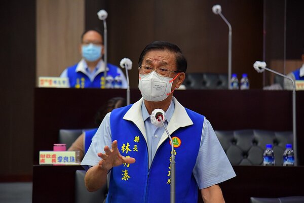 南投縣長林明溱宣布,全縣社區關懷據點暫停2周,避開疫情高峰。圖/南投縣政府提供