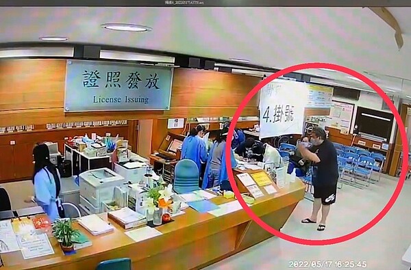 一名男子因不滿居隔書填寫內容有誤,頻頻被要求更正,對衛生所人員大聲咆哮。記者翁至成/翻攝