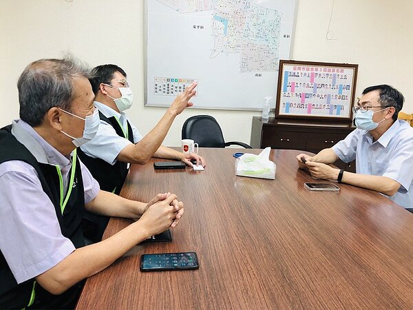 台電人員前往台南市第二分局感謝警方協助防範詐騙。圖/台電提供