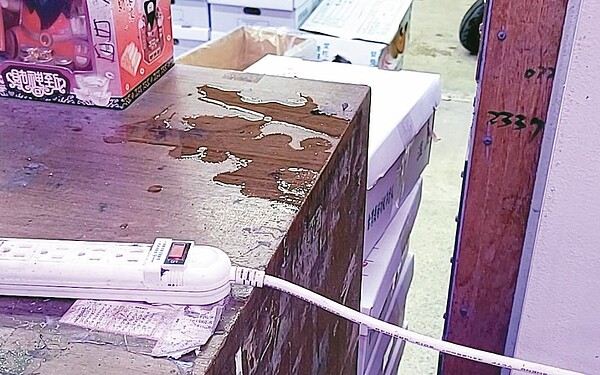 台北第一果菜中繼批發市場因連日大雨導致漏水,萬一滴落在電器上後果不堪設想。圖/讀者提供
