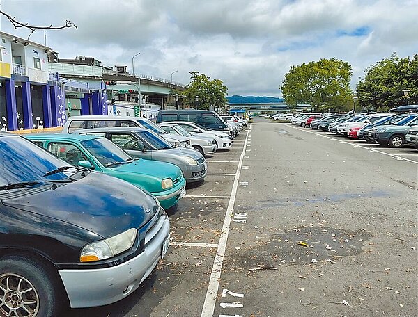 新北板橋浮洲橫移門公有停車場7月起停車費將調漲,新北市議員黃俊哲要求緩漲,高灘處回應,調整後的收費仍低於其他河濱公園停車場月租行情。(黃俊哲服務處提供/陳慰慈新北傳真)