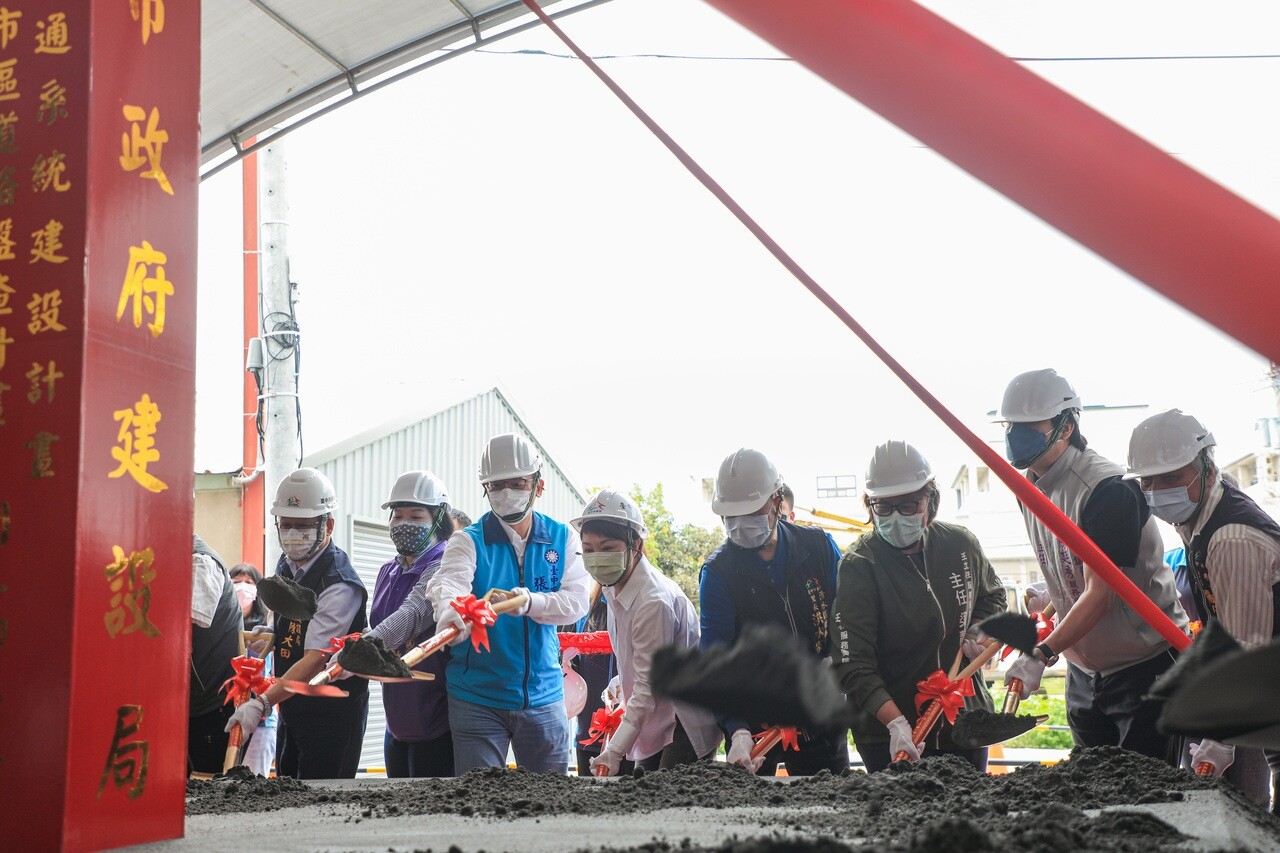 台中清水區10-15-2號（鰲新路）計畫道路開闢工程今開工動土。記者劉柏均／攝影 