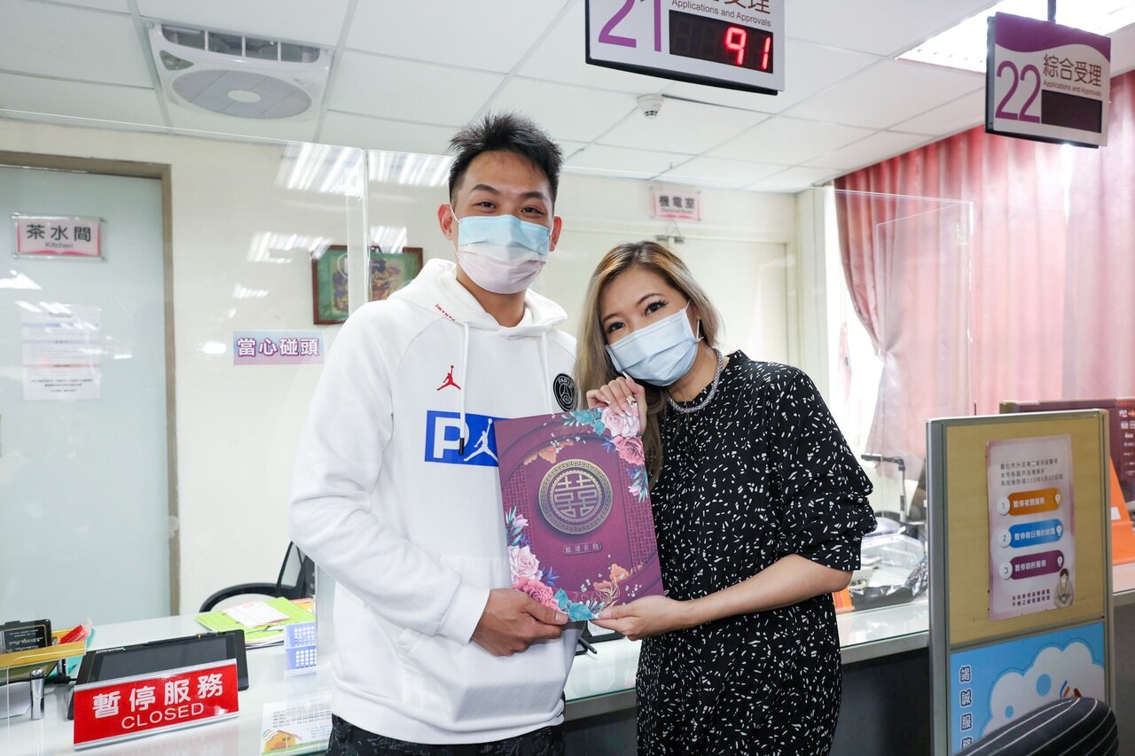 Makiyo(右)與老公現身松山戶政事務所登記結婚。記者沈昱嘉/攝影