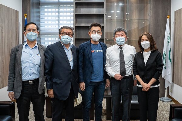 國民立委江啟臣(中)、高金素梅(右一)、孔文吉(左二)、鄭天財(左一)等建議,盡速將偏鄉、原鄉、離島等偏遠地區納入「快篩陽性視同確診」的適用對象。聯合報系資料照