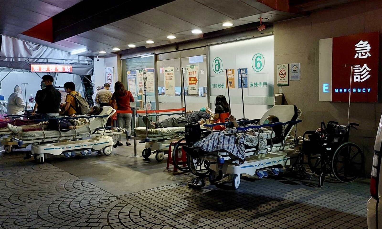 指揮中心連日強調醫療量能未崩潰,台北市長柯文哲昨表示,醫療的確還沒崩潰,但這是犧牲很多醫護人員換來。圖為急診室外等候的病患及家屬。記者林俊良/攝影