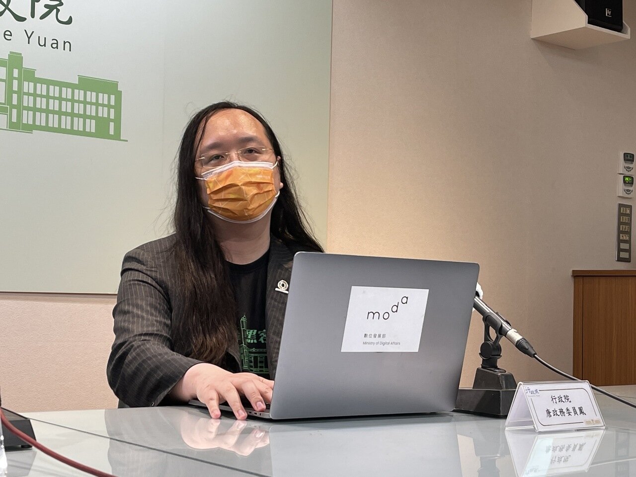 唐鳳今天下午親自出面說明,昨天開始,管理BBS的「確診個案管理系統(MBBS)」上線,取代法傳系統,將可排除溝通誤會與行政負擔。記者侯俐安/攝影