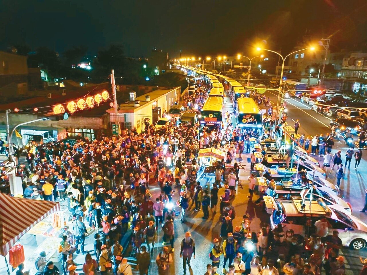 白沙屯媽祖北港進香昨凌晨起駕,現場人龍、車潮綿延逾3公里,台一線南向車道幾乎被擠爆。記者吳傑沐/攝影