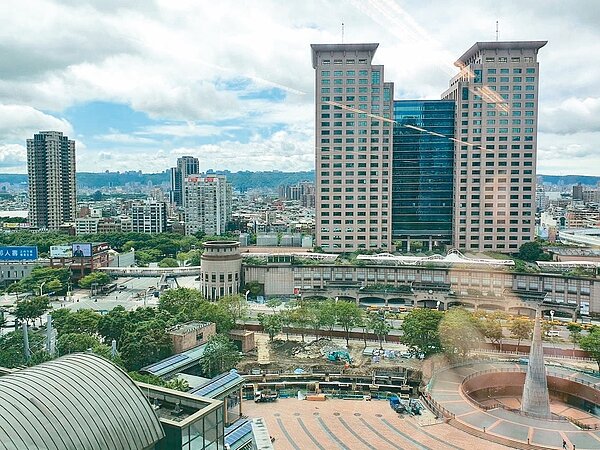 板橋民權路公辦都更案(圖左最高建物)鄰近板橋火車站,因在新板特區旁,是新北市府擁有最精華的土地之一。記者李定宇/攝影