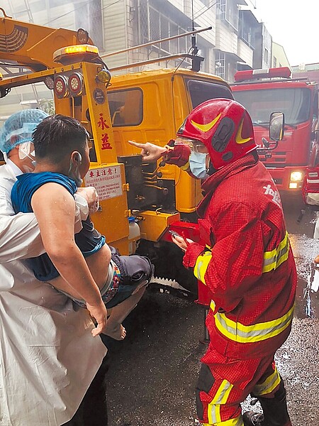 高雄大寮1棟民宅發生火警，1名11歲湯姓男童躲在陽台，緊抓鐵窗等待救援，被救出後意識清楚，輕微嗆傷送醫。（翻攝照片／洪靖宜高雄傳真）