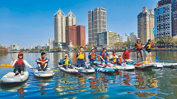 高雄巿「還河於民」政策20日宣布再加長水域範圍。圖為民眾參與愛河水域航行體驗。(高巿府觀光局提供/曹明正高雄傳真)