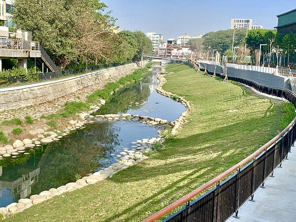 台南竹溪貫穿東、南區,是具有歷史的都會型河川,市府投入整治盼重現古河道之美。圖/台南市水利局提供