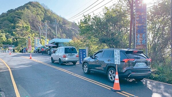 疫情加上梅雨季來臨,合歡山杜鵑花季退燒,公路總局暫停假日高乘載管制。圖/公路總局提供