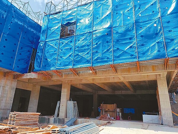 市議員李家興在議會質詢楊梅區青山市民活動中心工程,指監造、營造廠商不合,經常吵架,甚至還大打出手,導致工程延宕。(桃園市工務局提供/賴佑維桃園傳真)