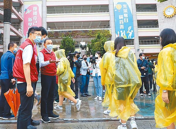 國中會考周末登場，侯友宜視察考場防疫演練。圖／新北市教育局提供