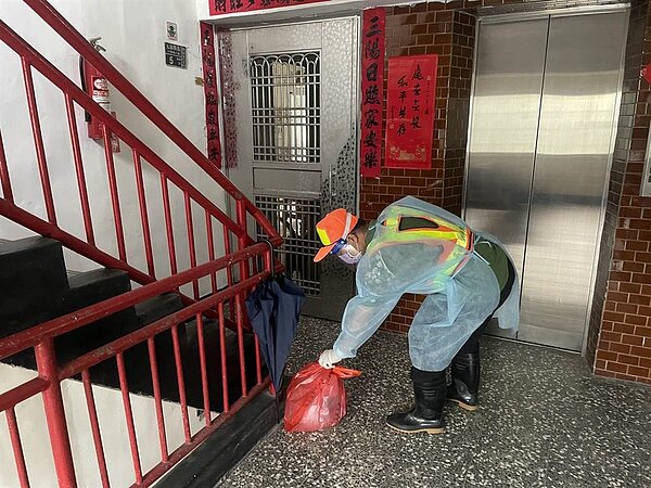 本土確診個案數連日暴增，居家照護民眾的垃圾量也隨之攀升，高市府環保局在5月上半個月共清運3.2公噸垃圾，比4月同期相比約多上約1.1公噸。（高市府環保局提供／洪浩軒高雄傳真）