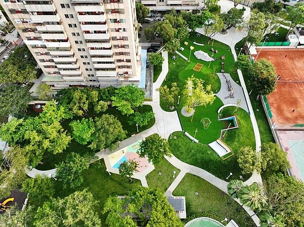 「公6公園」改造完工5月底即開放,公園融入老、青、少休憩需求廣設共融式特色遊戲場,佔地1.39公頃,將成為老舊社區新樂園。圖/高雄市政府提供