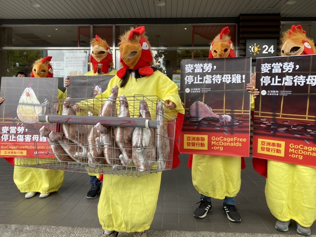 台灣、南韓、泰國、印尼、越南、菲律賓、馬來西亞、香港動保組織今發動跨國串連行動,各自到亞洲8個國家麥當勞門市高舉抗議布條,要求麥當勞停止使用虐待母雞的籠飼雞蛋,逐步落實全面採用非籠飼雞蛋。記者葉冠妤/攝影