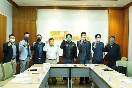 民眾黨立委邱臣遠昨與餐飲業者、經濟部舉行協調會。圖／邱臣遠辦公室提供