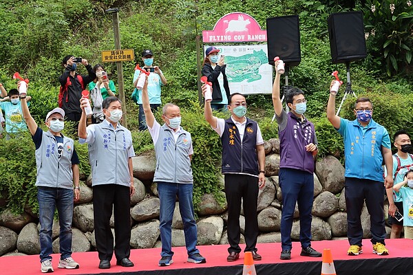 第二屆Miaoli Fun Young跑酷越野障礙賽上午在通霄飛牛牧場登場,縣長徐耀昌(左三)等人為比賽鳴笛開跑。圖/苗栗縣政府提供