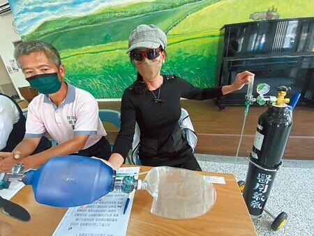 陳小姐的媽媽14日因呼吸窘迫搭救護車送醫,到院前因缺氧臉發黑、意識昏迷,她質疑車上設備未能供氧,昨天出面控訴消防救護疏失。(曹婷婷攝)