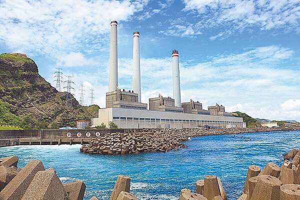由於協和電廠4部燃油機組老舊,台電計畫2025年將協和「燃油」電廠改建為「燃氣」電廠,並新設2部燃氣機組。(台電提供)
