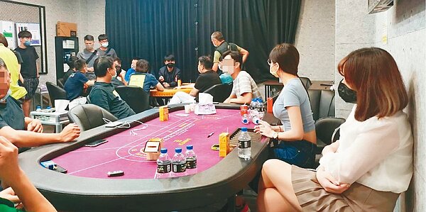 台南警方昨天破獲以餐酒館為掩護的大型德州撲克賭場,賭場聘用三名發牌美女荷官,吸引男賭客上門。記者邵心杰/翻攝