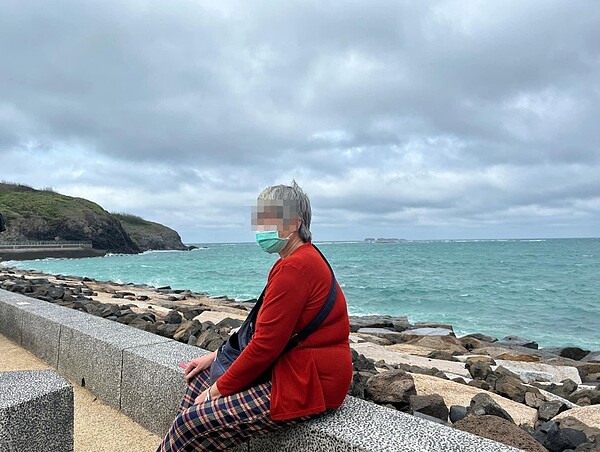 新竹朱姓婦人和家人至澎湖旅遊,5月7日卻遭一名無照騎車的15歲少女高速撞上,導致傷重身亡,讓家屬悲傷不已。圖/取自臉書爆料公社