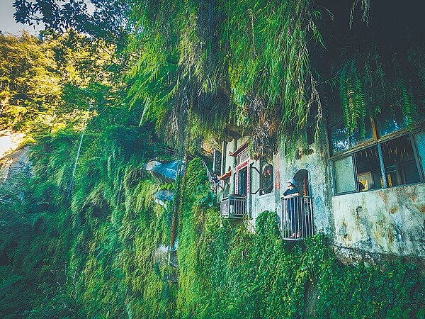 從捷運松山新店線與環狀線交會的大坪林站,再轉乘公車,可至靈氣十足的祕境「銀河洞」。圖/新北市觀旅局提供