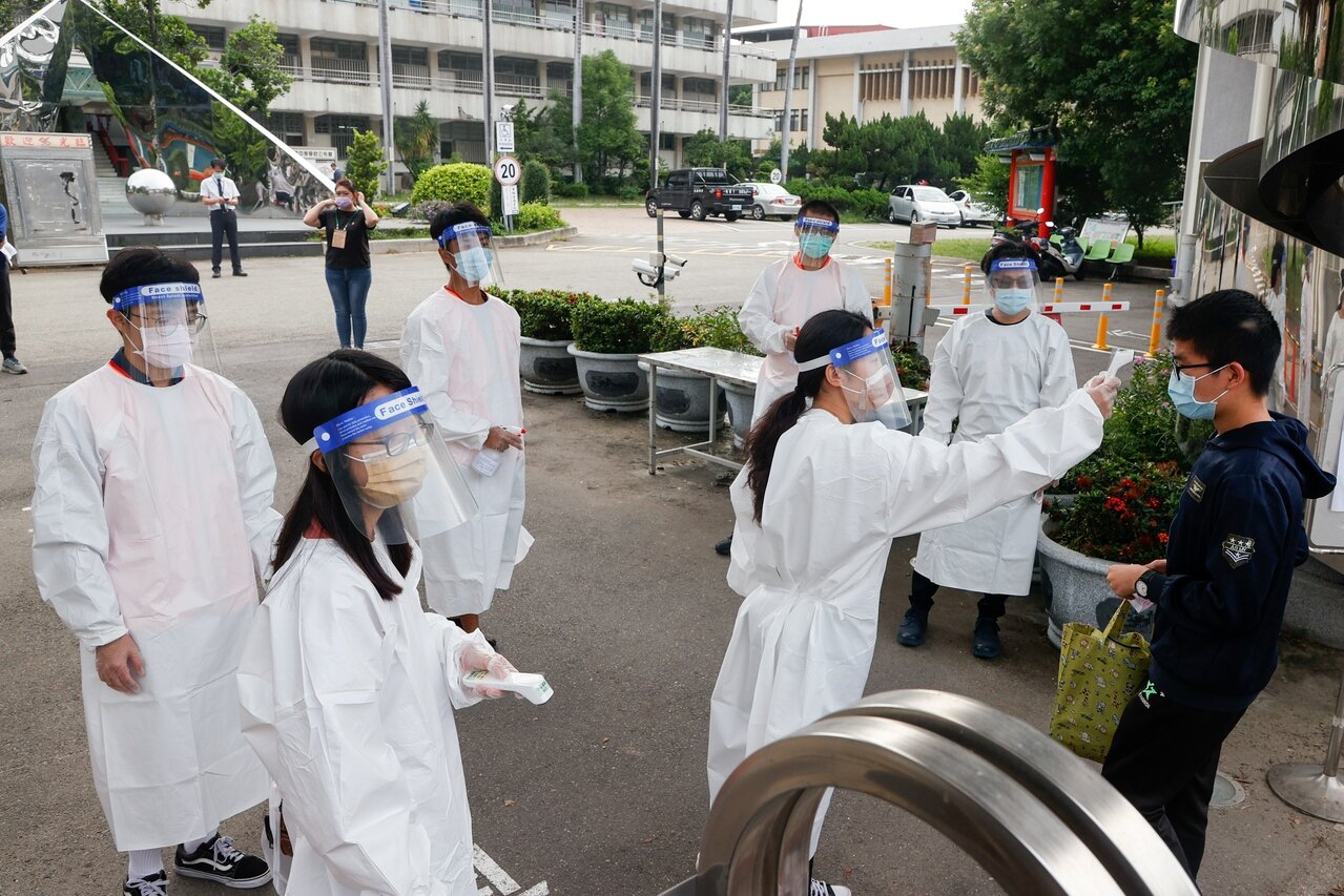 國中會考昨天登場,今年有近廿萬名考生報名,由於適逢國內疫情高峰,也讓考場事務人員防疫如臨大敵。記者黃仲裕/攝影