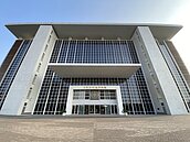 保全缺錢繳房租持水果刀行搶　遭判7年4個月刑期