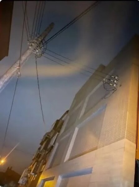 近日一名網友上網求助,原PO表示,與女友付了頭期款買下郊區的新透天,房貸也核貸了,卻突然發現廁所外牆多了三根電線,且建商完全沒有事前告知,讓他現在很苦惱。圖/取自Dcard