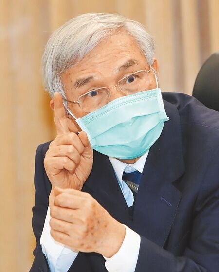 美國聯準會(Fed)高唱鷹調,惟本土疫情肆虐,衝擊內需,金融業界認為我央行6月是否升息已出現變數。圖為央行總裁楊金龍。(本報資料照片)