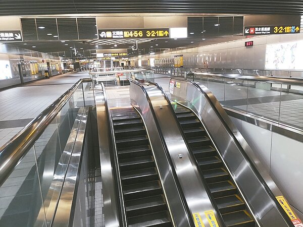 疫情嚴峻,民眾自動自發減少外出,捷運運量減5成,北捷宣布今日起調整班距。記者邱德祥/攝影