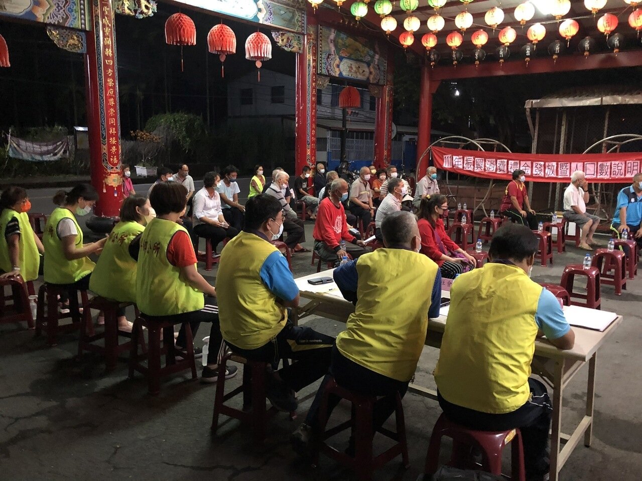 新埤鄉公所巡迴7村開講,鄉長林志成使出渾身解數,拜託鄉民幫忙,爭取外地民眾遷籍新埤。記者魏斌/攝影