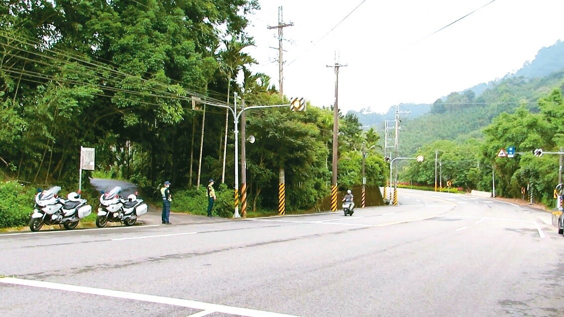 台3線苗栗獅潭路段3月底啟動區間測速，居民抱怨部分大重機鑽小路（警員值勤處），危及安全，造成人心惶惶。記者范榮達／攝影 