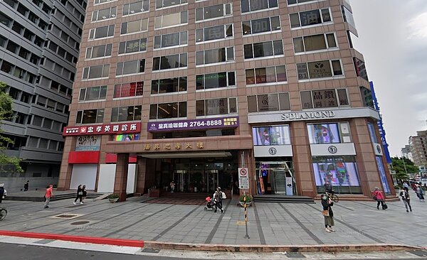 實價登錄顯示，台驊投控3月以4.98億元買下信義區「揚昇忠孝大樓」頂樓17樓戶，每坪高達140萬元，創下了台北市屋齡30年以上老商辦的最高單價紀錄。圖／翻攝自Google Maps
