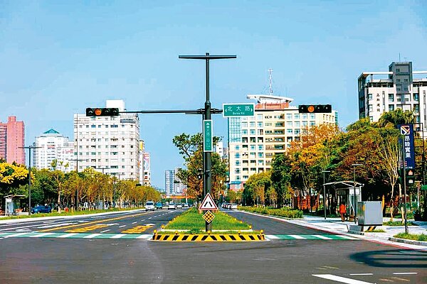 竹市東大亮點計畫改善路口纜線下地、號誌共桿整併及重整行人步行空間獲許多獎項。圖／竹市府提供