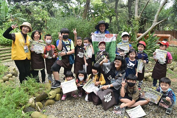 動物園辦「食物森林」親子生態課程，帶孩童了解動物知識、親近自然。圖／新竹市政府提供