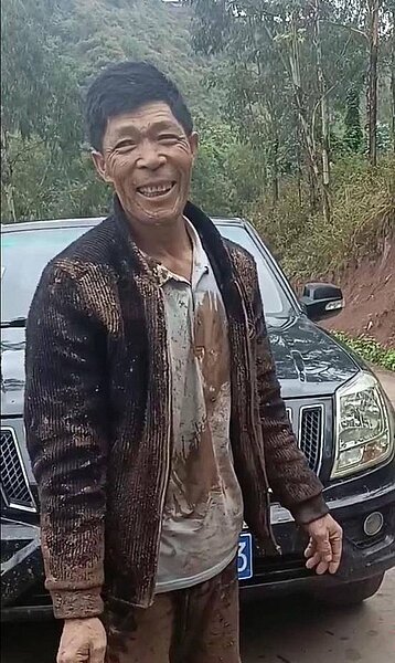 趙學斌救人後滿身是泥土。(取材自 紅星新聞)