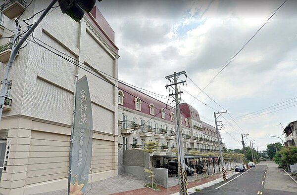 禾運開發在雲林縣林內鄉的「富林苑」建案，格局圖A1、B2、C9戶棟頂樓突出物空間設有床鋪等房間設施，涉廣告不實違反《公平交易法》，遭處20萬元罰鍰。圖／google map
