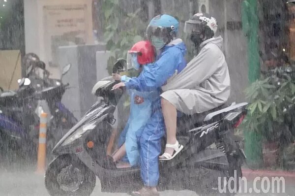 周二至周五有暖濕西南風帶來水氣,幾乎全台都有雨勢。圖/聯合報資料照片