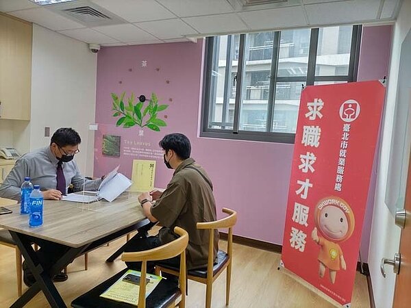 北市勞動局就業服務處5月23日及5月27 日,共邀集17 家知名企業於各就服站舉辦現場徵才。圖/台北市勞動局提供