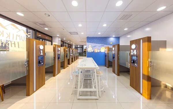 7-ELEVEN宣布,於鄰近桃園高鐵站的青航門市二樓推出「多功能包廂專區」。圖/7-ELEVEN提供