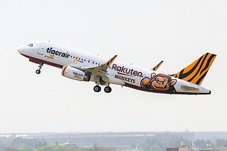 圖為去年台灣虎航與國內職業棒球隊Rakuten Monkeys合作推出首架彩繪機之「台虎樂猿.10號應猿團」微旅行。(本報資料照片)