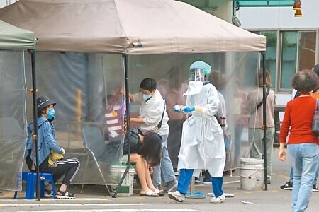 陳時中表示,國內Omicron致死率目標將控制在千分之1;為降低死亡,用藥越快越好,希望透過篩檢站在1天內給藥。圖為本土新冠肺炎疫情仍舊嚴峻,新北市新店耕莘醫院急診室外增設病床,為快篩陽性民眾提供醫療協助。(陳君瑋攝)
